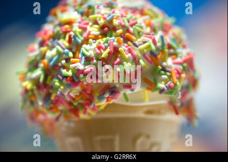 99 Ice cream cone avec sprinkles Banque D'Images