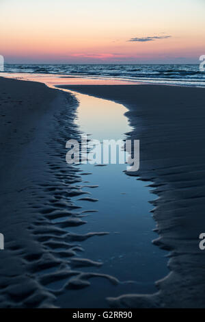 Champ Kiss, Pologne, Baltic Beach après le coucher du soleil Banque D'Images