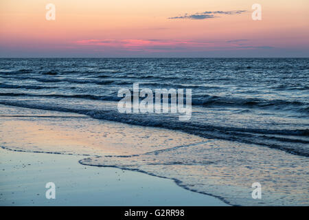 Champ Kiss, Pologne, Baltic Beach après le coucher du soleil Banque D'Images