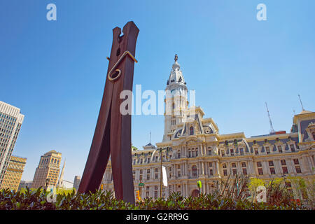 Philadelphie, USA - 4 mai 2015 : sculpture Clothespin près de Philadelphia City Hall. L'Hôtel de ville historique de Philadelphie. New York, USA. Banque D'Images