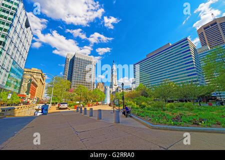 Philadelphie, USA - 4 mai 2015 : Street view avec fontaine dans l'amour et parc de l'Hôtel de ville de Philadelphie sur l'arrière-plan. Les touristes dans la rue. New York, USA. Banque D'Images