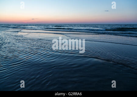 Champ Kiss, Pologne, Baltic Beach après le coucher du soleil Banque D'Images