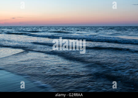 Champ Kiss, Pologne, Baltic Beach après le coucher du soleil Banque D'Images