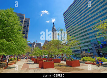 Philadelphie, USA - 4 mai 2015 : Love Park avec les touristes et l'Hôtel de ville de Philadelphie sur l'arrière-plan. Les touristes dans le parc. New York, USA. Banque D'Images