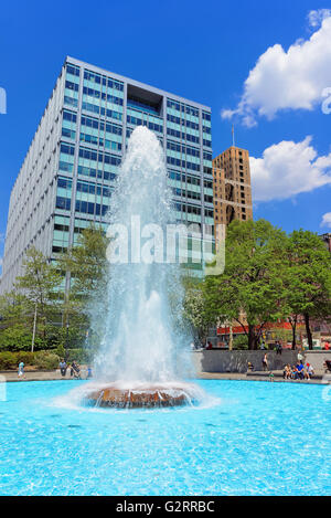 Philadelphie, USA - 4 mai 2015 : Fontaine en amour Parc de Philadelphie, Pennsylvanie, USA. Les touristes dans le parc. Avec les toits de gratte-ciel sur l'arrière-plan Banque D'Images