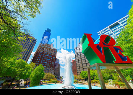 Philadelphie, USA - 4 mai 2015 : l'amour dans l'amour de la sculpture Park à Philadelphie, Pennsylvanie, USA. Les touristes dans le parc. Avec les toits de gratte-ciel sur l'arrière-plan Banque D'Images