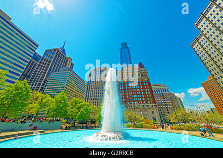 Philadelphie, USA - 4 mai 2015 : l'amour Park à Philadelphie, de Pennsylvanie, USA. Les touristes dans le parc. Skyline Banque D'Images