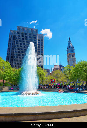 Philadelphie, USA - 4 mai 2015 : Splash d'eau de la fontaine dans l'amour Park de Philadelphie, Pennsylvanie, USA. Les touristes dans le parc. L'Hôtel de ville sur l'arrière-plan Banque D'Images