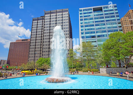 Philadelphie, USA - 4 mai 2015 : l'amour Parc de Philadelphie, Pennsylvanie, USA. Les touristes dans le parc. Avec les toits de gratte-ciel sur l'arrière-plan Banque D'Images