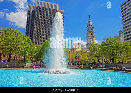 Philadelphie, USA - 4 mai 2015 : Splash d'eau de la fontaine dans l'amour Park à Philadelphie, en Pennsylvanie, USA. Les touristes dans le parc. L'Hôtel de ville sur l'arrière-plan Banque D'Images