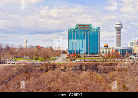 Ontario, Canada - 30 Avril 2015 : dans la région de l'Ontario, près de Niagara Falls, en vue de la partie américaine. Rivière Niagara est une frontière Banque D'Images