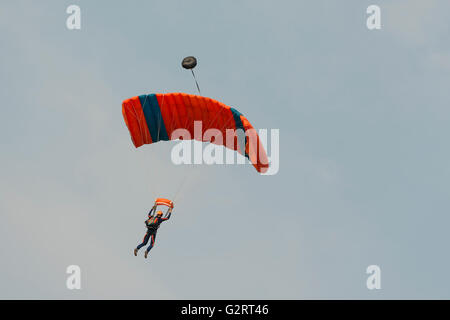 Flottant à un parachutiste de forme carré à parachute Banque D'Images