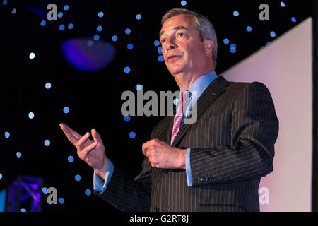 Leader du parti UKIP ET LE DÉPUTÉ EUROPÉEN Nigel Farage, parle à une réunion publique, dans le cadre de la campagne, Brexit Bus Tour à la Leeds uni Banque D'Images
