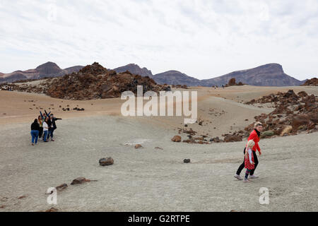 Dans le désert en selfies Parque Nacional del Teide, Tenerife. Visiteurs sur Las Cañadas - plaines formées de volcans effondrés Banque D'Images