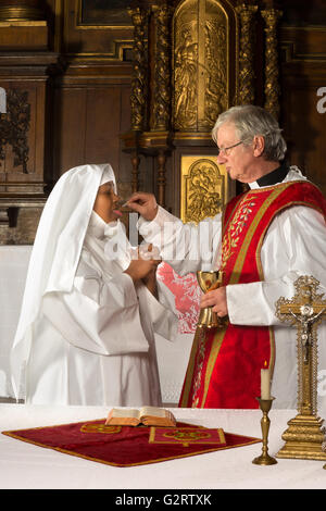 La sainte communion dans l'intérieur du 17ème siècle d'une église médiévale Banque D'Images