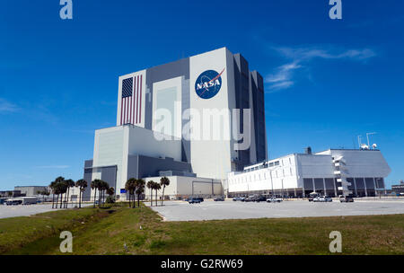 Vue sur le bâtiment d'assemblage du véhicule, ou VAB, au Centre spatial Kennedy de la NASA, Merritt Island, Florida Banque D'Images