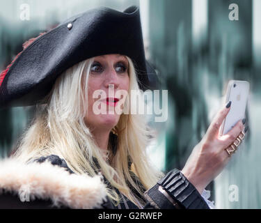 Go - DEVON : Pirate Femme - Brixham Festival 2016 Pirate Banque D'Images