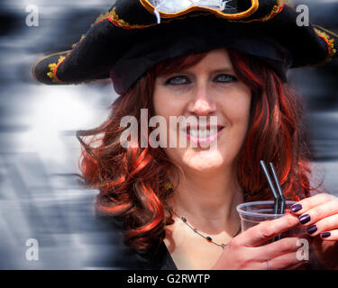 Go - DEVON : Pirate Femme - Brixham Festival 2016 Pirate Banque D'Images