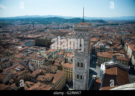 Une vue sur la ville du haut de la cathédrale de Santa Maria del Fiore, Florence, Italie. Banque D'Images