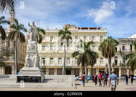 Statue de José Marti et l'hôtel Inglaterra, Parque Central, La Havane, Cuba Banque D'Images