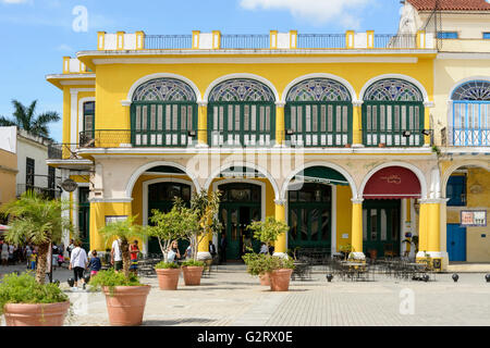 Rénové colorés bâtiments coloniaux sur la Plaza Vieja, La Vieille Havane, Cuba Banque D'Images