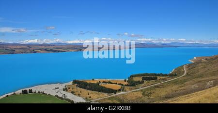 Lac Pukaki. Lac bleu vif sur le chemin vers le Mont Cook village, New Zealand. Banque D'Images