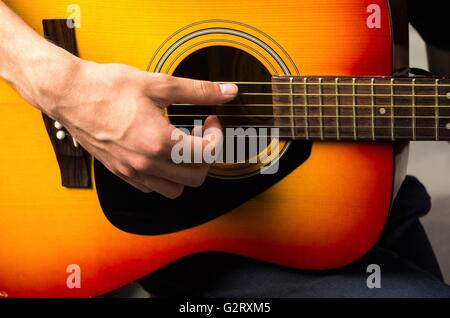 Close up of hands playing acoustic guitar Banque D'Images