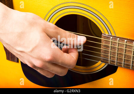 Close up of hands playing acoustic guitar Banque D'Images