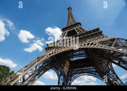 La belle tour Eiffel vue d'en bas un jour chaud, Paris, France. Banque D'Images