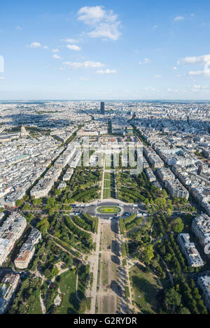 La vue depuis un sommet de la Tour Eiffel le parc du Champ de Mars, Paris, France. Banque D'Images