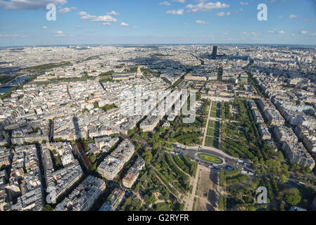 Le paysage urbain du sud-est de Paris au vu de la Tour Eiffel, avec vue sur le parc du Champ de Mars, Paris, France. Banque D'Images