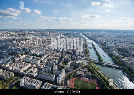 Le regard du haut de la Tour Eiffel qui donne sur le côté sud-ouest de Paris et de la Seine, Paris, France. Banque D'Images