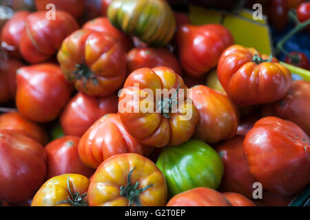 Ox-cœur ou Cœur de Bull au marché des producteurs de tomates biologiques Banque D'Images