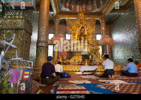 Les dévots adorer une statue du Bouddha d'or, la pagode Botataung, Yangon, Yangon, Myanmar état Banque D'Images