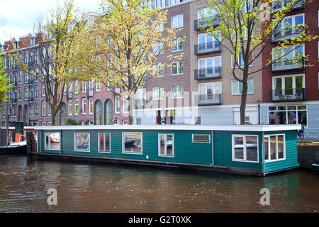 Journée ensoleillée à Amsterdam. Des maisons flottantes sur les canaux et les ponts Banque D'Images