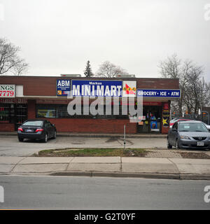 L'avant de l'extérieur d'un Mini Mart shop dans la ville canadienne de London (Ontario). Banque D'Images