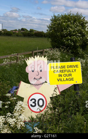 Merci pour conduire en toute sécurité par le biais de panneau du village, Ormskirk, Lancashire, UK Banque D'Images