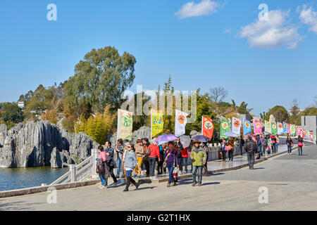 Les touristes en forêt de pierre de Shilin, Yunnan, Chine Banque D'Images