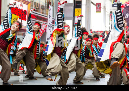 Festival Danse Yosakoi Hinokuni à Kumamoto, au Japon. Les jeunes femmes, l'équipe en yukata coloré, holding naruko, claquettes, danse de shopping mall. Banque D'Images