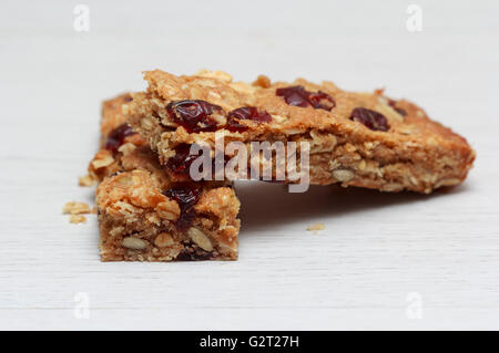 Barre de muesli sur fond de bois blanc Banque D'Images