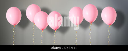 Air ballons rouges sur fond sombre Banque D'Images