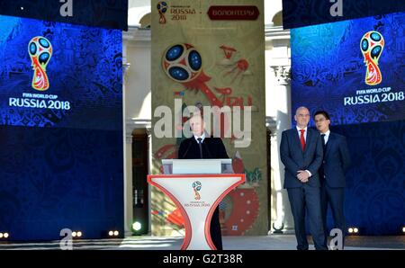 Le président russe Vladimir Poutine est à côté le président de la FIFA, Gianni Infantino, droite, au cours d'une cérémonie de lancement de son programme de bénévolat pour la Coupe des Confédérations 2017 et la Coupe du Monde FIFA 2018 1 juin, 2016 à Moscou, Russie. La Russie accueille deux événements majeurs et l'espoir d'attirer 15 000 bénévoles pour aider avec les jeux. Banque D'Images