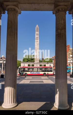 Park & Ride de arriva, représenté à la société bus Southport couleurs au monument aux morts. Régions nord-ouest de l'Angleterre. Banque D'Images