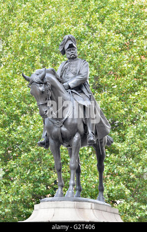 Londres, Angleterre, Royaume-Uni. Statue (par Adrian Jones, 1905), de Prince George, 2 duc de Cambridge (1819-1904) dans la région de Whitehall. Banque D'Images