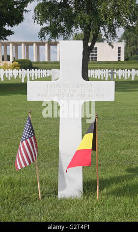 Grave américain typique avec des drapeaux américains et belge, Henri Chapelle Cimetière Américain et Mémorial, près de Welkenraedt, Belgique. Banque D'Images