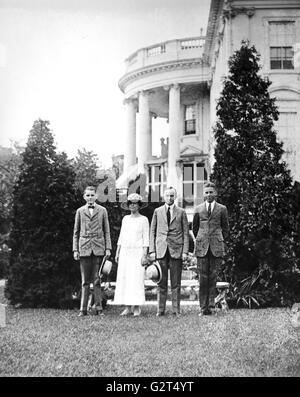Le président Calvin Coolidge, son épouse Grace et leurs deux fils posant sur la pelouse de la Maison Blanche. Banque D'Images