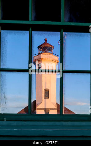 WA11699-00...WASHINGTON - Point Wilson lumière reflétée dans la fenêtre de la chambre les gardiens de phare à Fort Warden State Park Banque D'Images