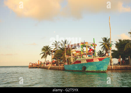 Le bateau Reggae sur Caye Caulker Banque D'Images