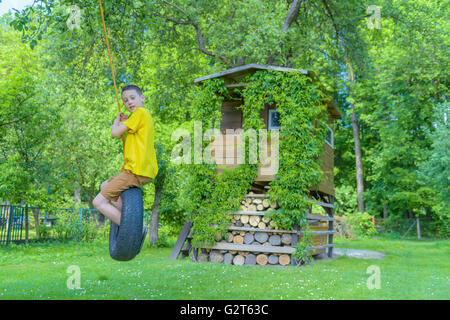 Smiling boy sur treehouse. L'heure d'été ! Banque D'Images