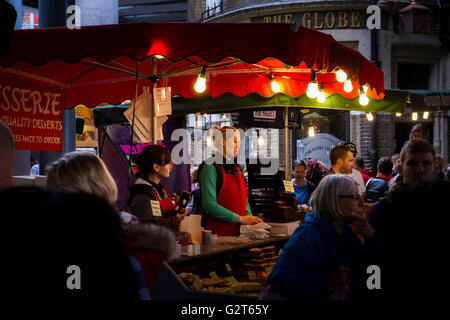 Négociant de marché dans un stalle de Borough Market, Bermondsey, l'un des marchés alimentaires et de boissons et de produits les plus renommés de Londres, Londres, Royaume-Uni Banque D'Images